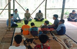 Pengasuh Ponpes Al-Imam Kauman Bondowoso Outbound Bersama Santri dan Anak Yatim