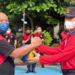 Caption : Penyerahan bola voli oleh Kalapas Narkotika Kelas IIA Pamekasan kepada Kasubbag TU sebagai tanda Dibukanya Pekan Olah Raga dan Seni Narapidana Lapas Narkotika Kelas IIA Pamekasan.