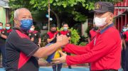 Caption : Penyerahan bola voli oleh Kalapas Narkotika Kelas IIA Pamekasan kepada Kasubbag TU sebagai tanda Dibukanya Pekan Olah Raga dan Seni Narapidana Lapas Narkotika Kelas IIA Pamekasan.