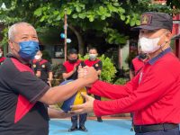Caption : Penyerahan bola voli oleh Kalapas Narkotika Kelas IIA Pamekasan kepada Kasubbag TU sebagai tanda Dibukanya Pekan Olah Raga dan Seni Narapidana Lapas Narkotika Kelas IIA Pamekasan.