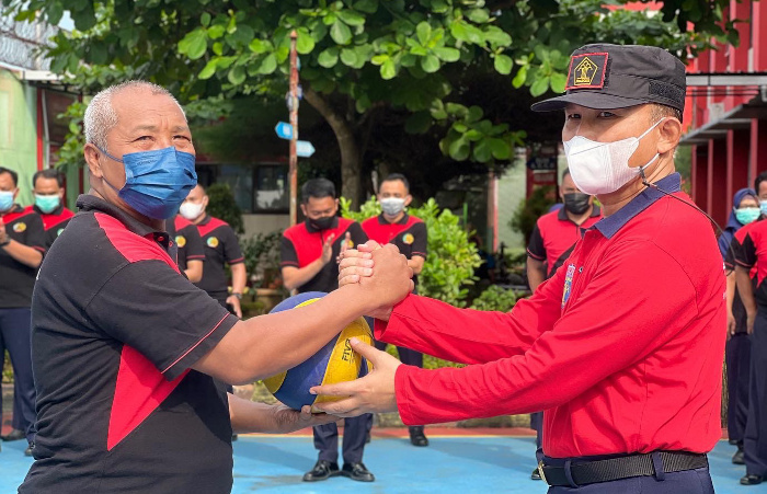 Caption : Penyerahan bola voli oleh Kalapas Narkotika Kelas IIA Pamekasan kepada Kasubbag TU sebagai tanda Dibukanya Pekan Olah Raga dan Seni Narapidana Lapas Narkotika Kelas IIA Pamekasan.