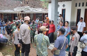 Kapolres Bondowoso Pimpin Gotong Royong, Bersih-Bersih Rumah Korban Puting Beliung di Andungsari