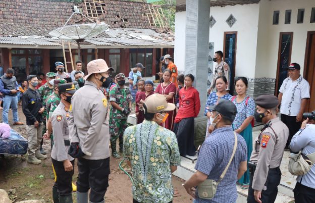 Kapolres Bondowoso, AKBP Wimboko, Gotong royong bersihkan rumah korban puting beliung,