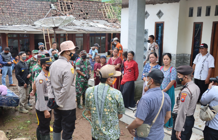 Kapolres Bondowoso, AKBP Wimboko, Gotong royong bersihkan rumah korban puting beliung,