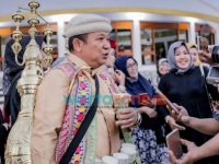 Bagikan Takjil dan Kopi Gratis di Depan Masjid Jami', Bupati Jember Lakukan Hal Unik