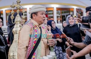 Bagikan Takjil dan Kopi Gratis di Depan Masjid Jami’, Bupati Jember Lakukan Hal Unik