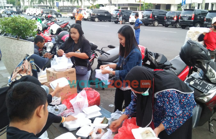 Berkah Ramadhan, Komunitas Solid Squad Berbagi Takjil dan Makanan Berbuka Puasa