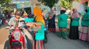 Berkhidmat di NU, PAC Fatayat Giliraja Bagikan Ratusan Takjil