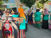 Berkhidmat di NU, PAC Fatayat Giliraja Bagikan Ratusan Takjil