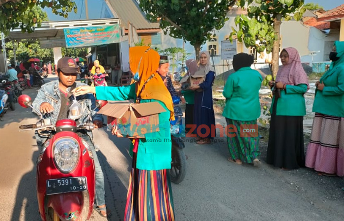 Berkhidmat di NU, PAC Fatayat Giliraja Bagikan Ratusan Takjil