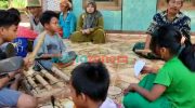 Blusukan Temui Warga, Kades Muda Romben Guna Berbagi Berkah di Bulan Ramadan