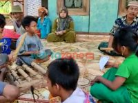 Blusukan Temui Warga, Kades Muda Romben Guna Berbagi Berkah di Bulan Ramadan