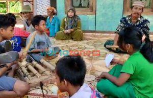Blusukan Temui Warga, Kades Muda Romben Guna Berbagi Berkah di Bulan Ramadan