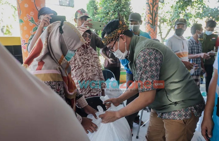 Bupati Pamekasan Kembali Kunjungi Korban Banjir, Serahkan Lampu Emergency di Tiga Desa