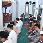 Bupati Sumenep Salat Tarawih Bersama Warga di Pesantren Nurul Huda Giliraja