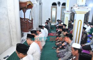 Bupati Sumenep Salat Tarawih Bersama Warga di Pesantren Nurul Huda Giliraja