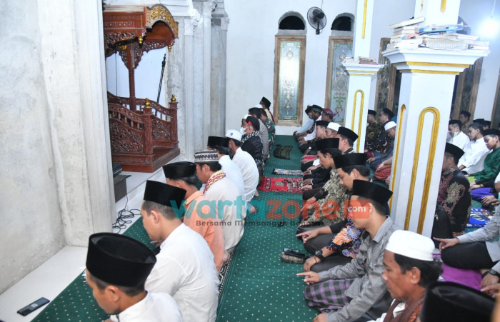 Bupati Sumenep Salat Tarawih Bersama Warga di Pesantren Nurul Huda Giliraja