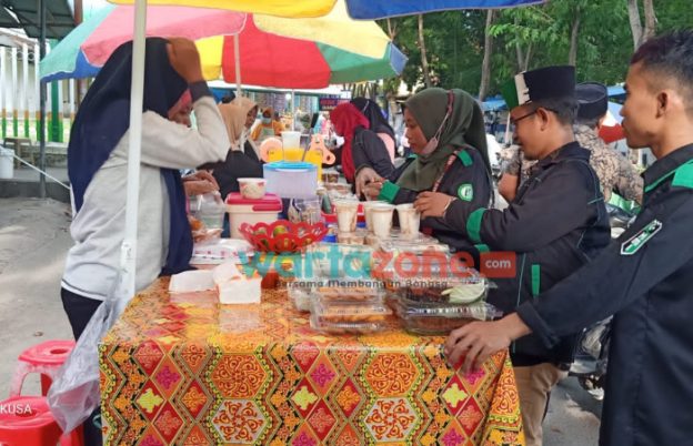 HMI Cabang Persiapan Bersama Bupati Sampang Bagi-Bagi Takjil, Hasil Borong Produk UMKM