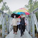 Foto: Bupati Pamekasan, Baddrut Tamam peninjauan proses finishing pembangunan jembatan layang di Kelurahan Kowel, Kecamatan Pamekasan.