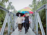 Foto: Bupati Pamekasan, Baddrut Tamam peninjauan proses finishing pembangunan jembatan layang di Kelurahan Kowel, Kecamatan Pamekasan.