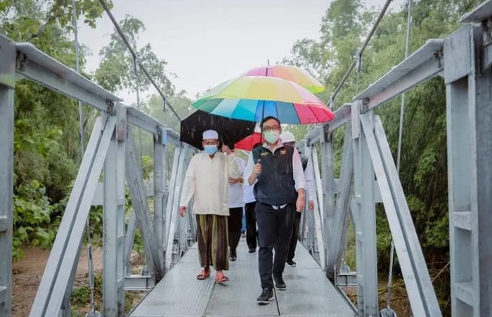 Foto: Bupati Pamekasan, Baddrut Tamam peninjauan proses finishing pembangunan jembatan layang di Kelurahan Kowel, Kecamatan Pamekasan.