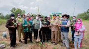 Foto: Bupati Pamekasan, Baddrut Tamam saat melaunching penanaman 1000 pohon pisang cavendish di desa tematik, desa Samatan, Kecamatan Proppo.