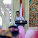 Foto: Bupati Pamekasan, Baddrut Tamam saat melantik ratusan kepala sekolah dari seluruh tingkat pendidikan, bertempat di Madhapa Aghung Ronggosukowati.