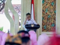 Foto: Bupati Pamekasan, Baddrut Tamam saat melantik ratusan kepala sekolah dari seluruh tingkat pendidikan, bertempat di Madhapa Aghung Ronggosukowati.