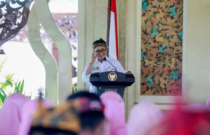 Foto: Bupati Pamekasan, Baddrut Tamam saat melantik ratusan kepala sekolah dari seluruh tingkat pendidikan, bertempat di Madhapa Aghung Ronggosukowati.