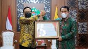 Foto: Kepala BPS Jawa Timur, Dadang Hardiwan saat menyerahkan penghargaan kepada Bupati Pamekasan, Baddrut Tamam di Peringgitan Dalam Mandhapa Aghung Ronggosukowati.