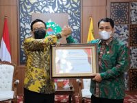 Foto: Kepala BPS Jawa Timur, Dadang Hardiwan saat menyerahkan penghargaan kepada Bupati Pamekasan, Baddrut Tamam di Peringgitan Dalam Mandhapa Aghung Ronggosukowati.