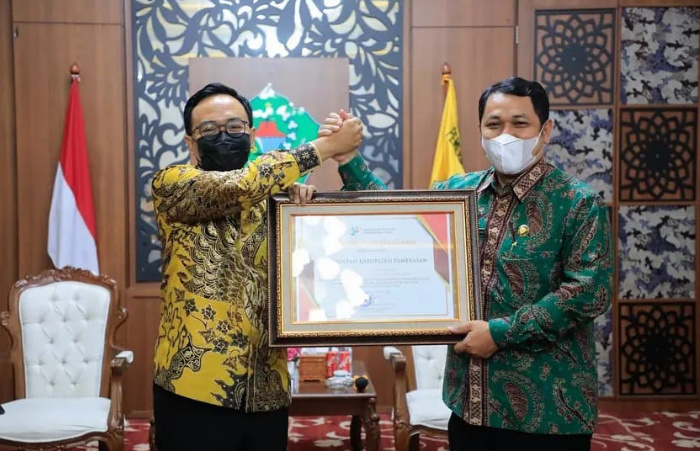 Foto: Kepala BPS Jawa Timur, Dadang Hardiwan saat menyerahkan penghargaan kepada Bupati Pamekasan, Baddrut Tamam di Peringgitan Dalam Mandhapa Aghung Ronggosukowati.