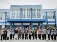 Foto: Bupati Pamekasan, Baddrut Tamam, bersama dengan Supriatna Adhisuwignjo, Direktur Polinema, usai meresmikan Gedung PSDKU Polinema cabang Pamekasan.