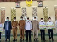 Foto: Pemkab Pamekasan menyerahkan sertifikat pendidik bagi GTT PAI, di Pendopo Mandhapa Aghung Ronggosukowati.