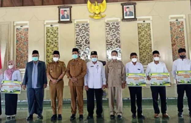 Foto: Pemkab Pamekasan menyerahkan sertifikat pendidik bagi GTT PAI, di Pendopo Mandhapa Aghung Ronggosukowati.