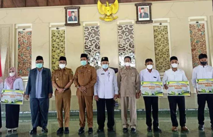 Foto: Pemkab Pamekasan menyerahkan sertifikat pendidik bagi GTT PAI, di Pendopo Mandhapa Aghung Ronggosukowati.