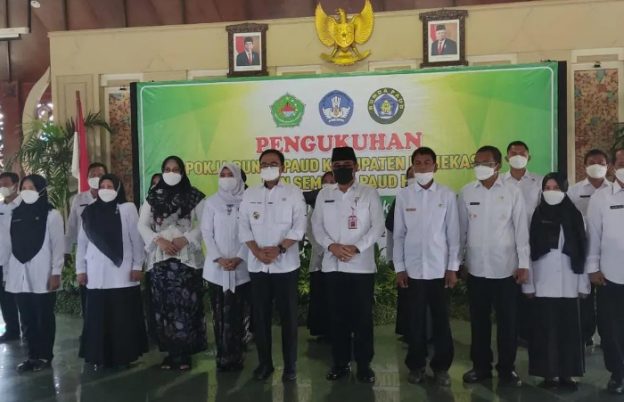 Foto: Bupati Pamekasan, Baddrut Tamam sesi foto bersama usai mengukuhkan Pokja Bunda PAUD di Pendopo Mandhapa Aghung Ronggosukowati.