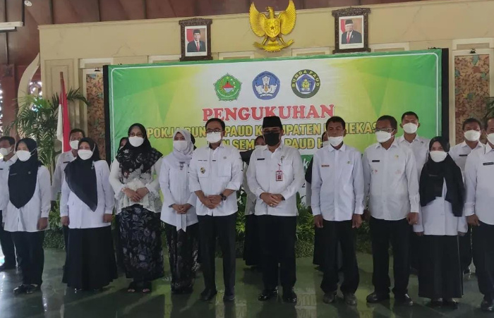 Foto: Bupati Pamekasan, Baddrut Tamam sesi foto bersama usai mengukuhkan Pokja Bunda PAUD di Pendopo Mandhapa Aghung Ronggosukowati.