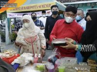 Foto: Bupati Sumenep Achmad Fauzi saat meninjau Bazar Takjil Ramadan 2022 didampingi jajaran Forkopimda.
