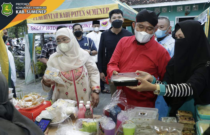 Foto: Bupati Sumenep Achmad Fauzi saat meninjau Bazar Takjil Ramadan 2022 didampingi jajaran Forkopimda.