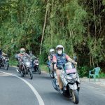 Foto: Bupati Baddrut Tamam bersama sejumlah pejabat di lingkungan Pemkab Pamekasan menjajal jalan Pegantenan-Batumarmar dengan mengendarai sepeda motor.
