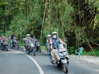 Foto: Bupati Baddrut Tamam bersama sejumlah pejabat di lingkungan Pemkab Pamekasan menjajal jalan Pegantenan-Batumarmar dengan mengendarai sepeda motor.