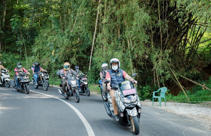 Foto: Bupati Baddrut Tamam bersama sejumlah pejabat di lingkungan Pemkab Pamekasan menjajal jalan Pegantenan-Batumarmar dengan mengendarai sepeda motor.