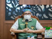 Foto: Bupati Pamekasan, Baddrut Tamam menyampaikan langsung kepada para siswa tentang beasiswa kedokteran hasil kerja sama dengan Unair Surabaya.