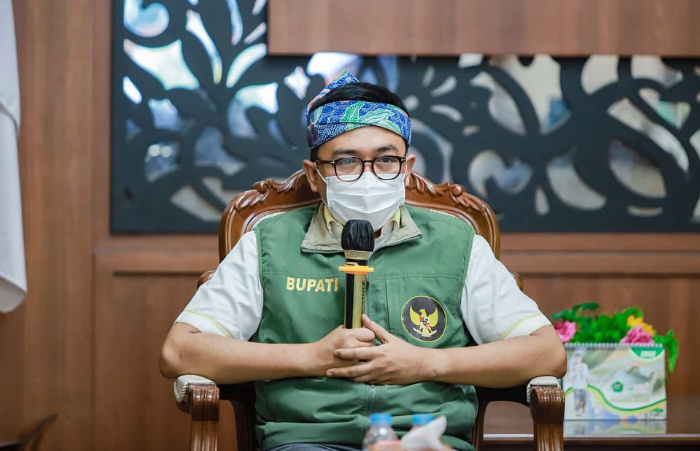 Foto: Bupati Pamekasan, Baddrut Tamam menyampaikan langsung kepada para siswa tentang beasiswa kedokteran hasil kerja sama dengan Unair Surabaya.