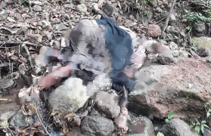 Foto: Jenazah Mister X saat ditemukan seorang warga di perbukitan lereng Gunung Argopuro, Kecamatan Panti, Sabtu (9/4/2022).
