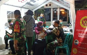 Foto: Ratusan jemaah Masjid Jami' Al Baitul Amien Jember saat mengikuti suntik vaksin Covid-19.