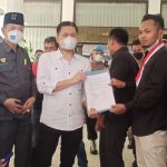 Foto: Massa aksi meminta DPRD Banyuwangi untuk meneruskan tuntutan ke Pemerintah Pusat.