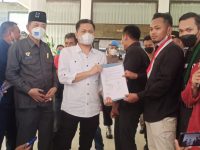 Foto: Massa aksi meminta DPRD Banyuwangi untuk meneruskan tuntutan ke Pemerintah Pusat.