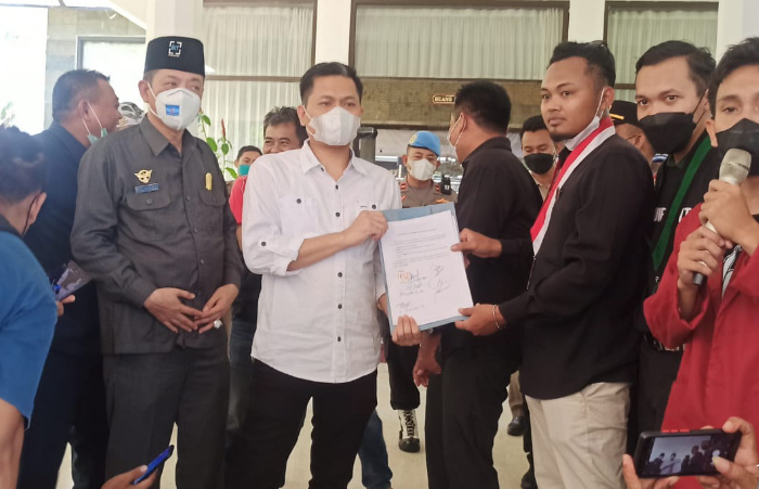 Foto: Massa aksi meminta DPRD Banyuwangi untuk meneruskan tuntutan ke Pemerintah Pusat.